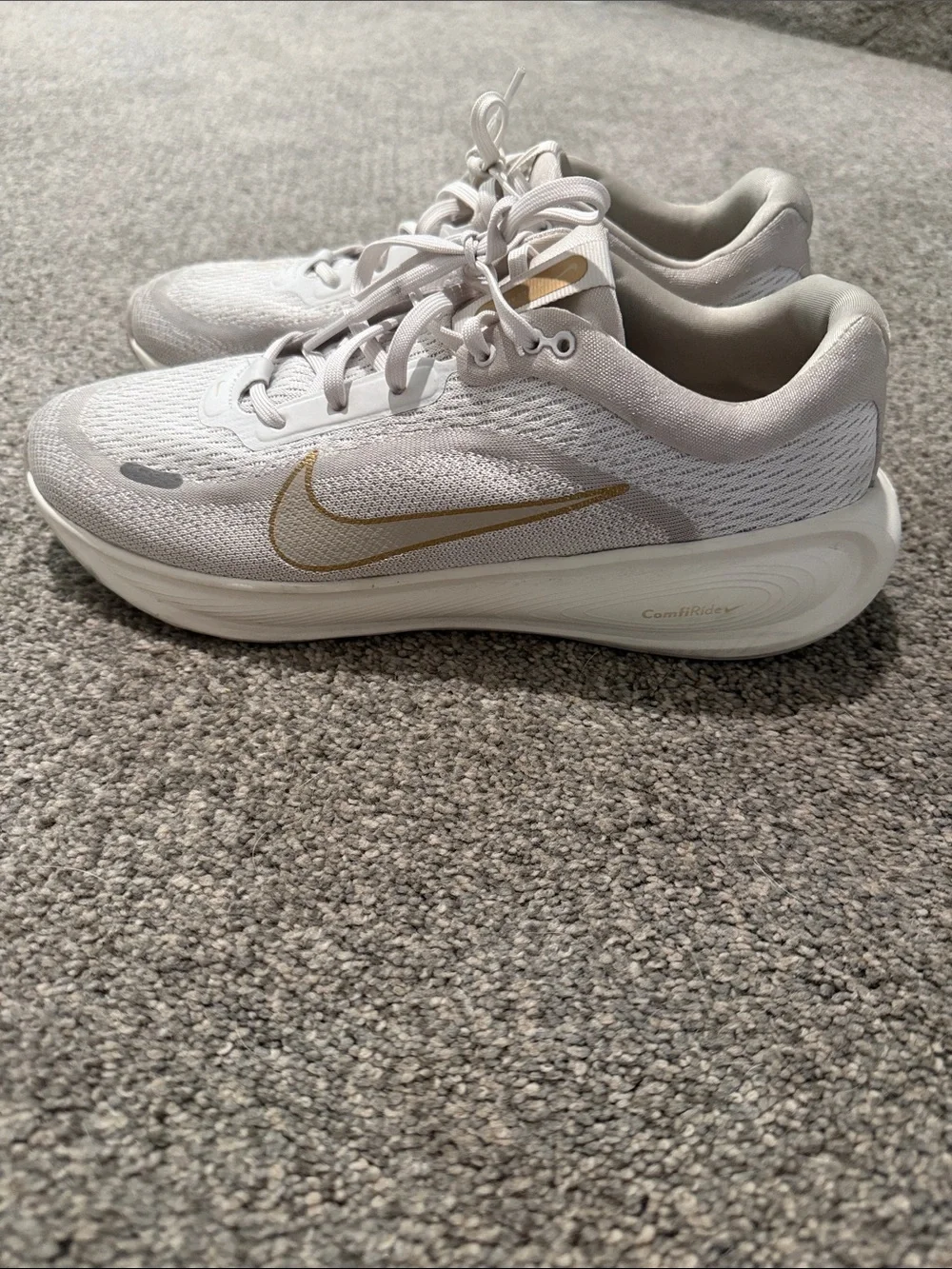 Nike Youth Size 7 White and Gold Trainer Sneakers